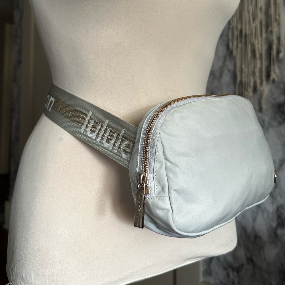 Lululemon Athletica Gray White Gold Glitter Crossbody Everywhere Belt Bag 1L - Picture 4 of 16